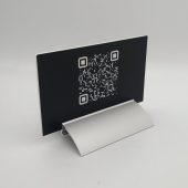 Juoda lentelė su QR kodu metaliniame staliniame laikiklyje